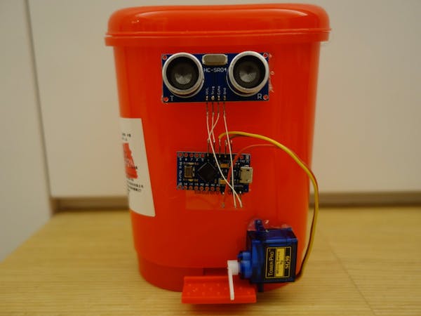 Bote de basura con sensor de movimiento automático sin contacto © CC BY