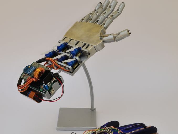 Cómo hacer una mano robótica a control remoto con Arduino